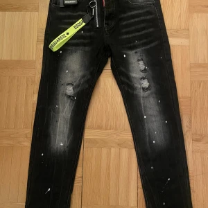 Svarta Dsquared2 jeans  - Svarta jeans från Dsquared2 i slim fit oanvända