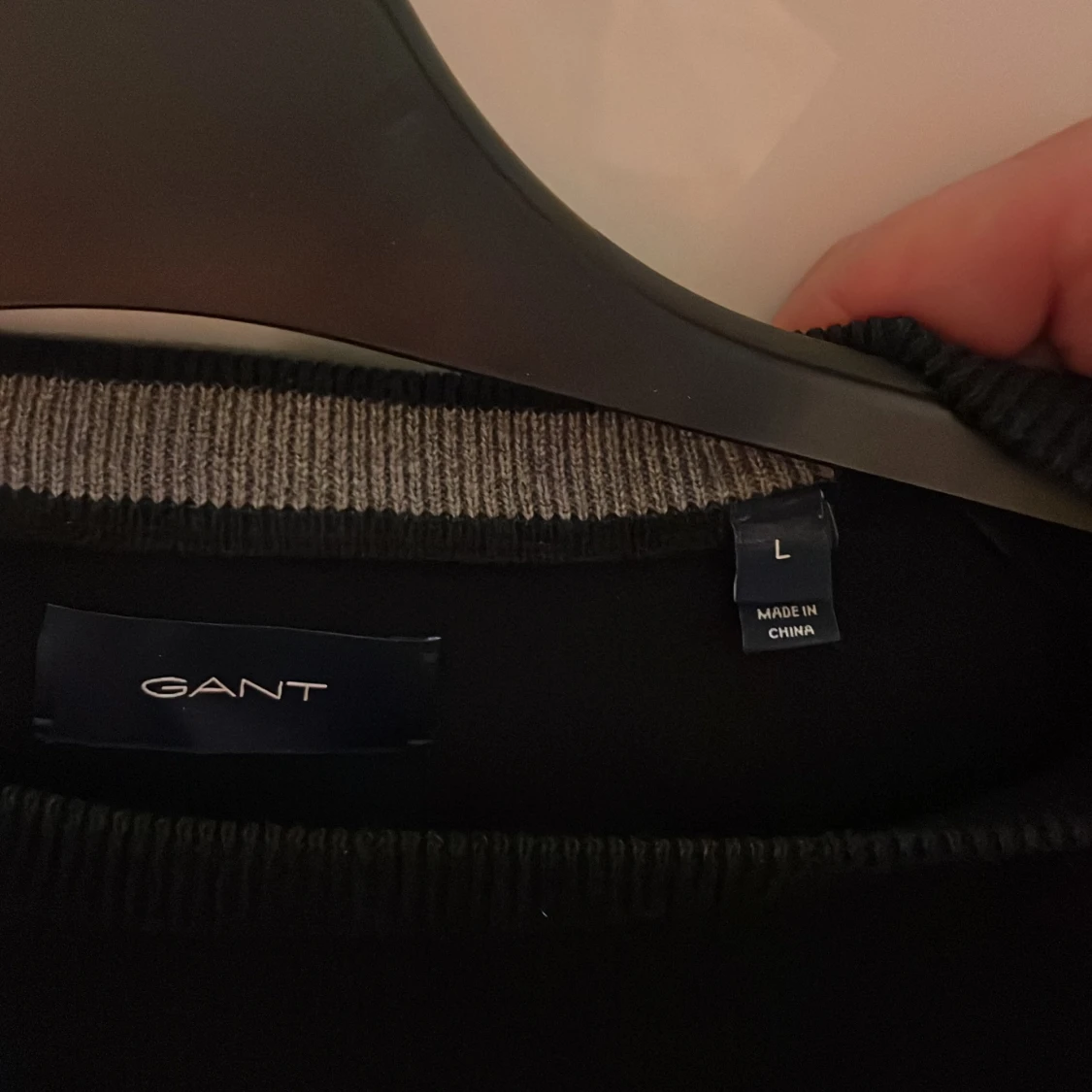 Svart stickad tröja från GANT - 1