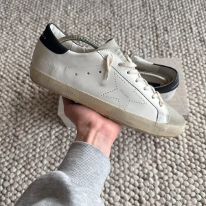 Golden goose superstar skor - Säljer nu mina golden goose superstar skor i storlek 42. Givetvis äkta, har även kvitto på dem. Skorna är iprincip helt nya, använda max 2 gånger. Ingen heeldrag som är väldigt vanligt på ggdb. Vid frågor är det bara att höra av sig! 📩