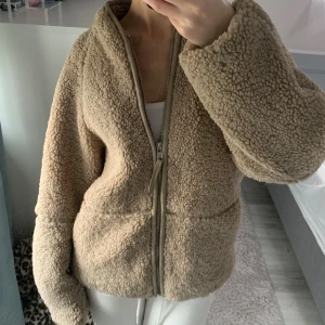 h&m teddyjacka - teddyjacka från h&m! kommer inte till användning mer 💞😇 jag är 1,67. använd gärna köp nu 💞💞