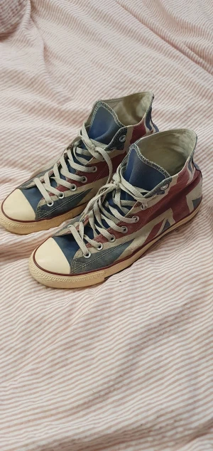 Sjukt unika Converse skor - Säljer ett par unika Converse skor med Storbritanniens flaga som " mönster ".  Skorna har disktreta slitningar som är en del av designen från butik. Skorna köptes på vinted för fyra månader sedan och har aldrig kommit till använding sedan dess. Skorna är perfekta för dig som strävar efter unika men diskreta skor. Tveka inte att ställa frågor! 