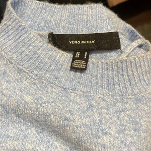 Ljusblå stickad tröja Vero Moda - Supersöt ljusblå stickad tröja från Vero Moda med korta puffärmar och ribbade muddar vid hals, ärmslut och nederkant. 