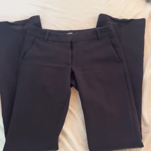 Kostymbyxor - Superfina från bikbok i modellen Vera Tall. Deffekt: upptrampade innerben: 90cm midja: 35 cm gren: 17 cm