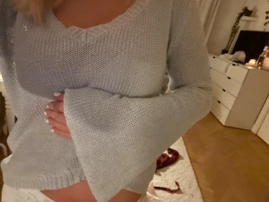 Ljusgrå stickad croppad tröja - Supermysig ljusgrå stickad tröja med v-ringad hals och breda ärmar💗