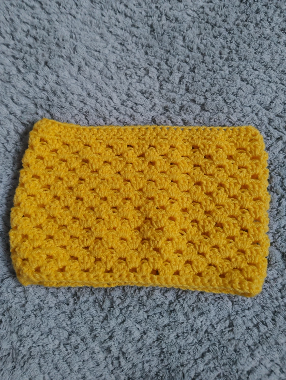 Gul virkad halsduk i tubmodell