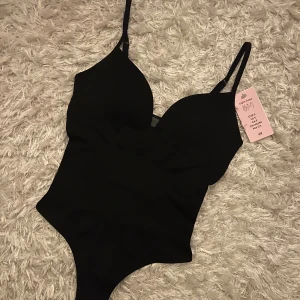 Body från H&M som är populär, slutsåld! - Body från H&M😍Slutsåld! Storlek S❤️‍🔥Ny med lappar!!!