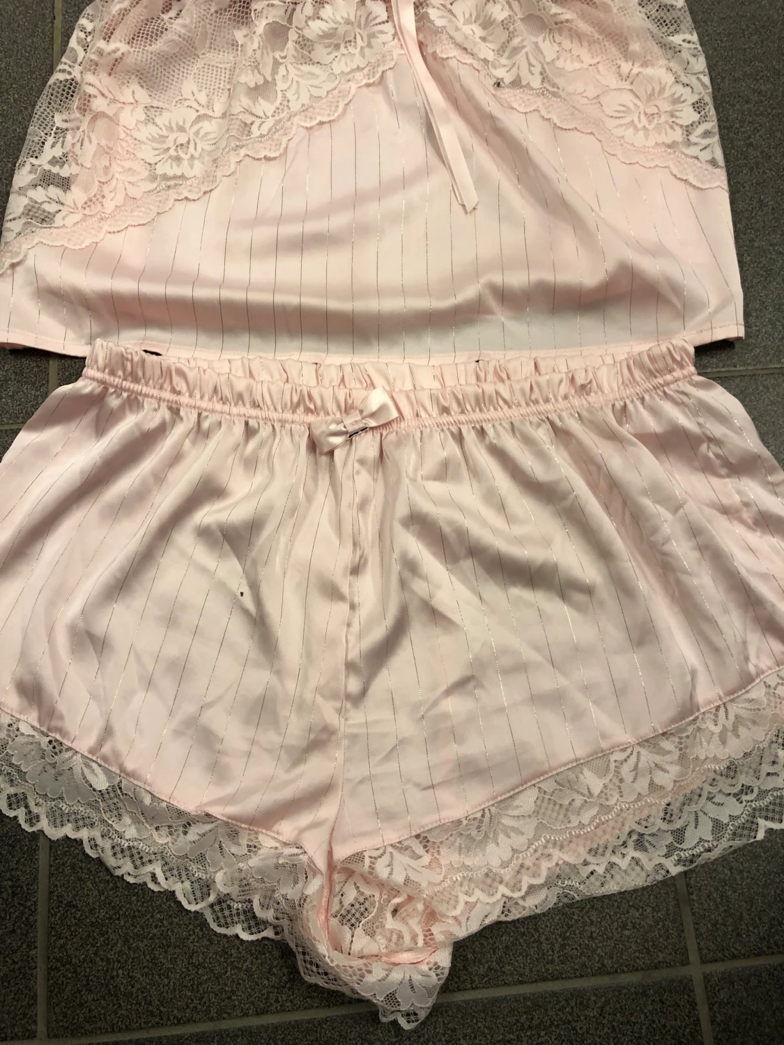 Ljus rosa pyjamas sett.