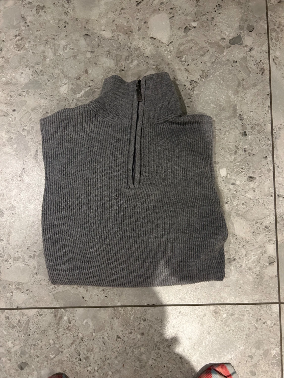 Grå ribbad half zip stickad tröja