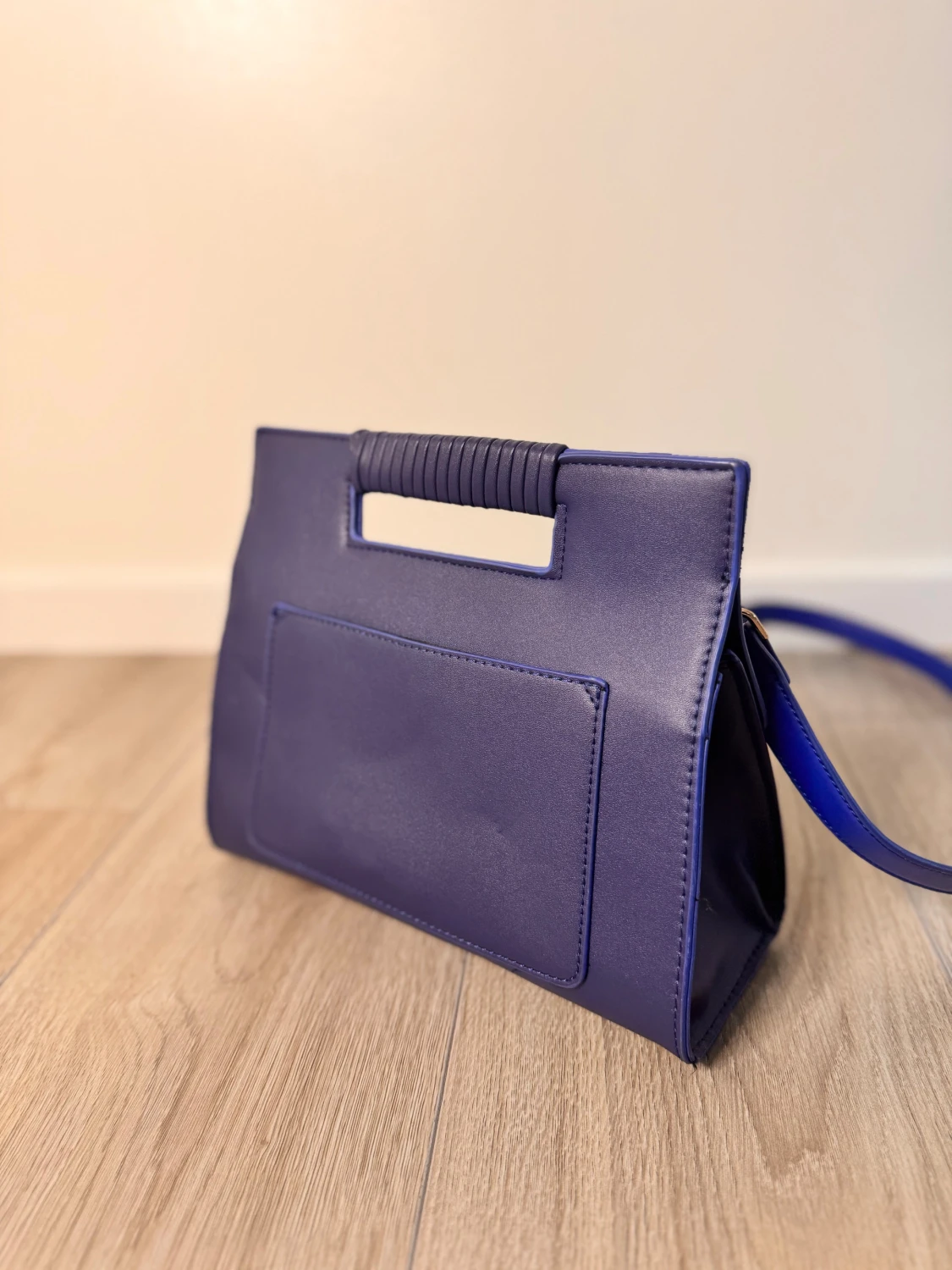 Blå axelväska med gulddetaljer - 2