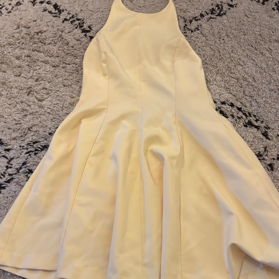 Ljusgul klänning från Zara - 1