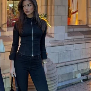 Denim jacka - Säljer denna denim jacka från Alobha Label då den tyvärr inte passade mig. Har fortfarande möjlighet att returnera, därav går jag inte ner så mycket i pris.