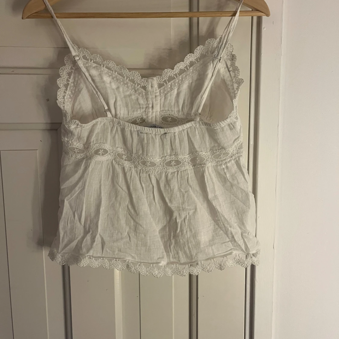 Vit linnetopp med spets och knappar - 1
