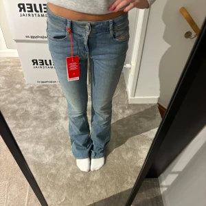 Diesel bootcut jeans ljusblå - Säljer ett par snygga ljusblå jeans från Diesel med klassisk femficksdesign och bootcut-ben. Jeansen är lågmidjade med prislapp kvar! W25 L30 Midjemått rakt över: 35cm Innerbenslängden: 80 och ytterbenslängden: 102!