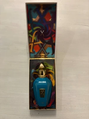 Xerjoff Eau de Parfum 100ml - Lyxig parfym från Xerjoff, 100ml Eau de Parfum. Luktar extremt bra och är perfekt parfym för att dofta gott runt om året! Nypris är 3000kr