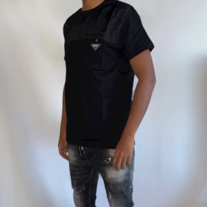 Prada tshirt strl M svart - Helt ny. Fin replika med mycket bra kvalitét. Modellen är 175cm lång och bär storlek Medium på bilderna. Pris: 999kr. Först till kvarn. Skickas inom 24timmar 