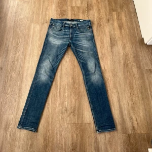 Replay anbass - Säljer dessa jeans med en fet tvätt. Storleken är 34 och det finns inga hål eller defekter. Skriv vid frågor🙌. Bvsa!!