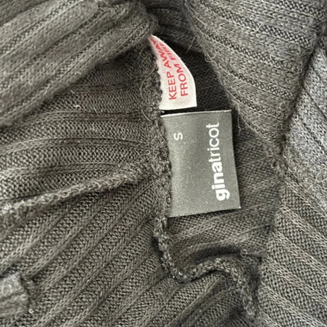 Svart ribbad hoodie från Gina Tricot - 2