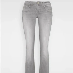 Ltb jeans - Ltb jeans i storlek W27 L32 kolla sista bilden så är dom sydda längst ner( noggrant) dom är i modellen valerie dom på första bilden❣️dom har dock hål i skrevet men lätt att fixa 
