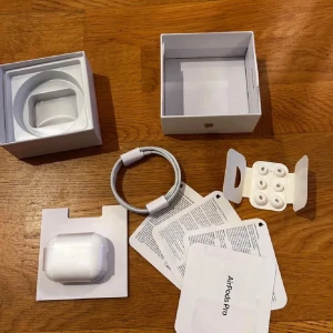 AirPods Pro - Apple AirPods Pro i helt nytt skick, komplett med originalkartong, laddningskabel, manualer och extra öronkuddar i olika storlekar. Perfekt för brusreducering och trådlös musikupplevelse. Inga synliga defekter eller slitage. Kan diskutera pris vid snabb affär ☺️