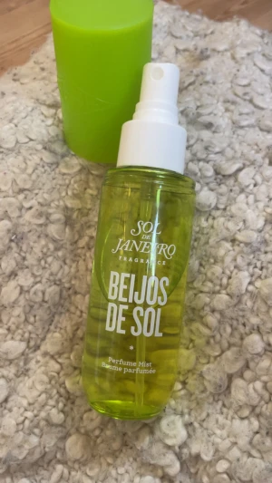 Sol de Janeiro Beijos de Sol Mist - Limited edition perfume mist med fräscha noter av persikoskinn, kokosmjölk och frangipaniblommor. Perfekt för dig som vill ha en somrig och tropisk vibe året runt.
