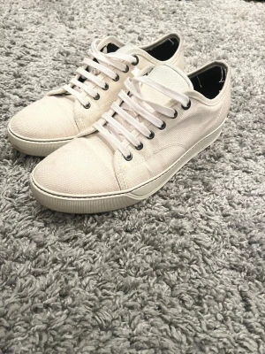 Vita lanvins  - Fräscha vita/begia sneakers från Lanvin! Skorna är i ett unik material som man kan se på bilderna. Skorna är i storlek 42 även i väldigt bra skick förutom lite små fläckar!😄🤩