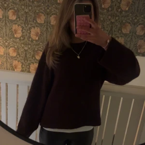 Vinröd stickad tröja  - Superfin vinröd stickad från Gina i storlek xs, fint skick❤️