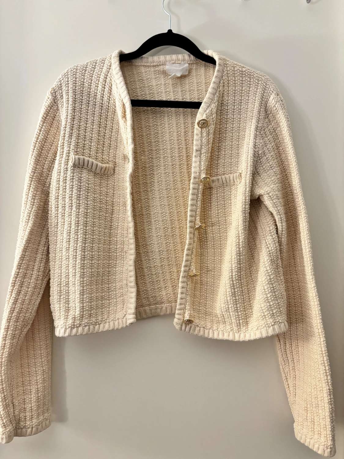 Beige stickad cardigan jacka med guldknappar - 1