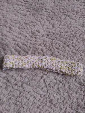 Handgjort virkat hårband  - Säljer ett handgjort virkat hårband som jag gjort själv.  Hårbandet är gjort i bomull och har en enkel, rak form som sitter bekvämt runt huvudet. Perfekt för att ge din look en chill och kreativ vibe.