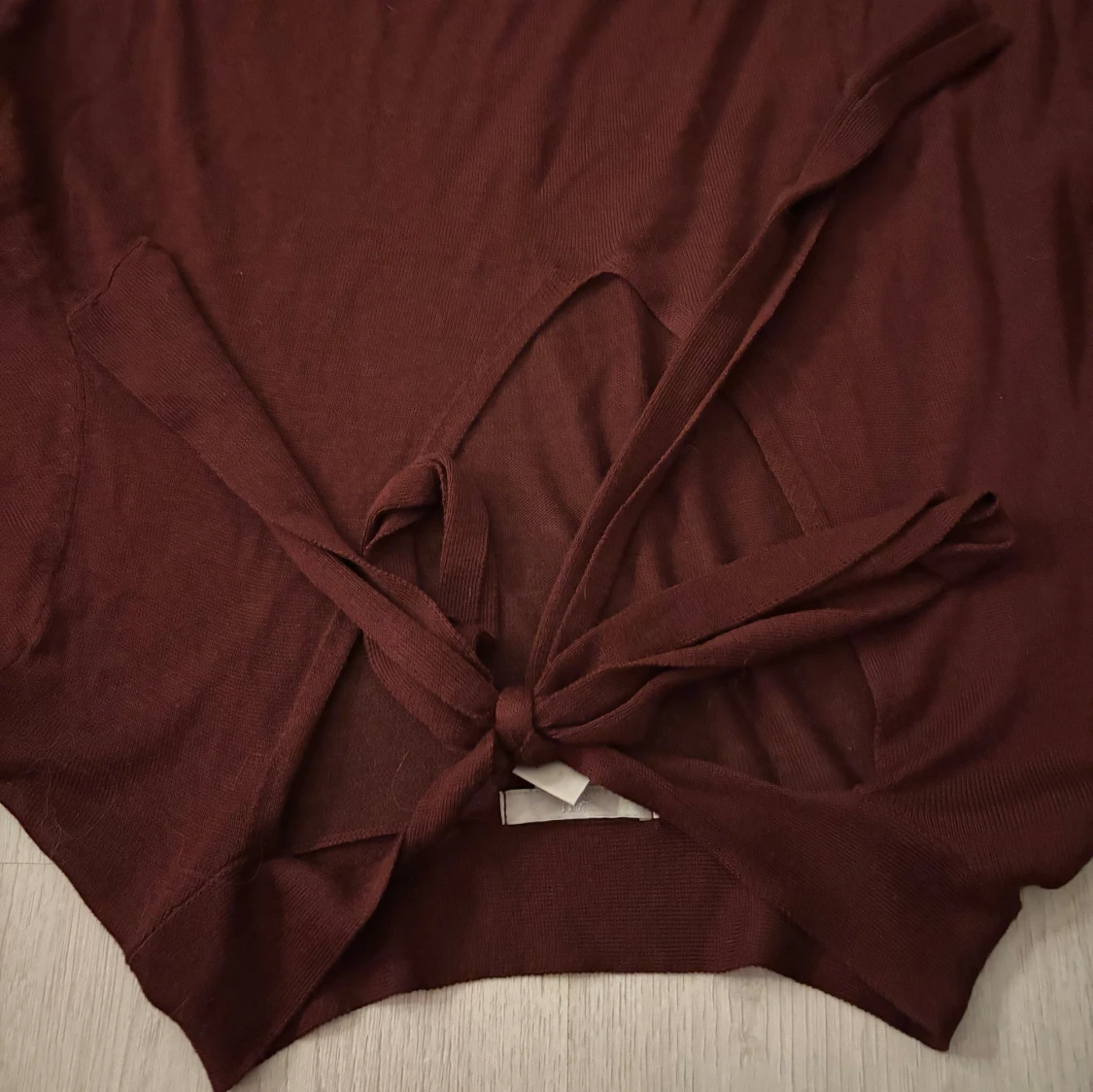 Vinröd stickad tröja med knyt från H&M - 1