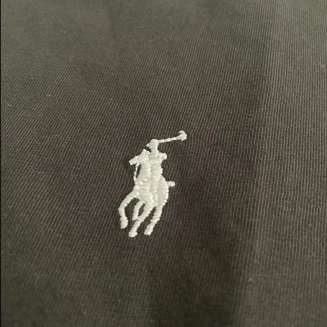 Svart polo t-shirt - 1