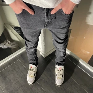 Tiger Of Sweden Jeans - Mörkgråa jeans från Tiger Of Sweden - Hittar tyvärr ingen storlek på jeansen… modellen är 174 och väger 55 kg (sitter ganska tight) - skick 10/10 - Hör av dig vid minsta fundering!