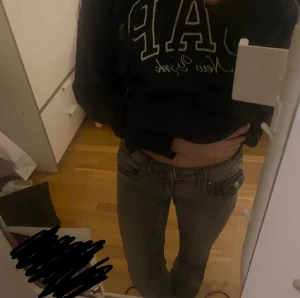 Grå jeansbyxor från Ginatricot - Säljer ett par grå jeansbyxor från Ginatricot med snygga detaljer som fickor med lock och silverfärgade knappar. Modellen har låg midja och flare ben, perfekt för dig som gillar en chill och klassisk look. Materialet är mjukt denim och färgen är tvättad grå.