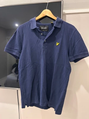 Mörkblå pikétröja från Lyle & Scott - Inget fel på den 