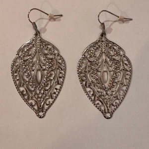 Örhängen - Ett par silverfärgade örhängen 💕