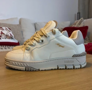 Axel Arigato Area Haze - Ett par riktigt snygga sneakers från Axel Arigato Area Haze i en ljus färg. Skorna är i nyskick och endast använda 1 gång. Nypris 3450:-  Färgen på modellen finns ej kvar på hemsidan så passa på.