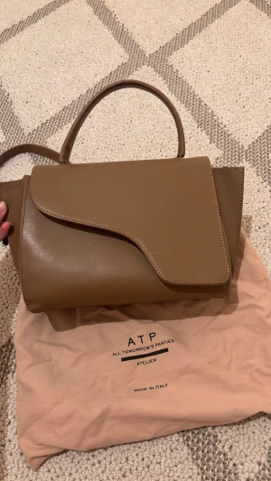 ATP Atelier - Super fin väska från ATP atelier, använd men fint skick för att vara en ATP väska. Har lite repor här och där, men annars är den inte missformad eller annat. Nypris nu: 5200, köpt för ca 3800kr 2023. Från Vallgatan i Göteborg. Finns kvitto osv på förfrågan. Hör av er vid frågor 🥰