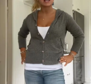 Grå kofta med huva och knappar - Storlek S från Luisa Cerano i cashmeremix.