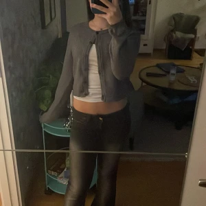  Grå kofta går att använda på många olika sätt jag fick den i födelsedagspresent men jag hade redan en liknande - Perfekta för dig som gillar en enkel och stilren look.