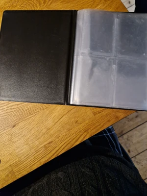 Bättre pokémonkort med pärm och 4 sleeves - Perfekt för dig som samlar Pokémonkort eller andra samlarkort! Denna robusta samlarpärm har plastfickor för att skydda och visa upp dina favoritkort. Gör din samling snygg och organiserad – ett måste för alla unga samlare!