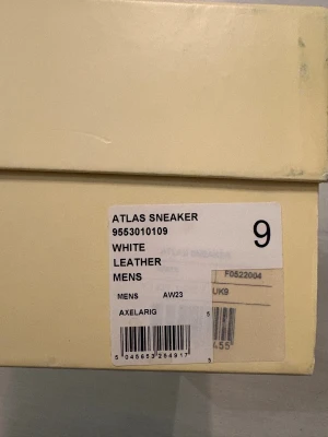 Vita Atlas sneakers från Axel Arigato - Säljer ett par stilrena Atlas sneakers från Axel Arigato i helvitt skinn. Skit bra sulorna är riktigt sköns och dom passar var till nästan allting! Nypris 2800