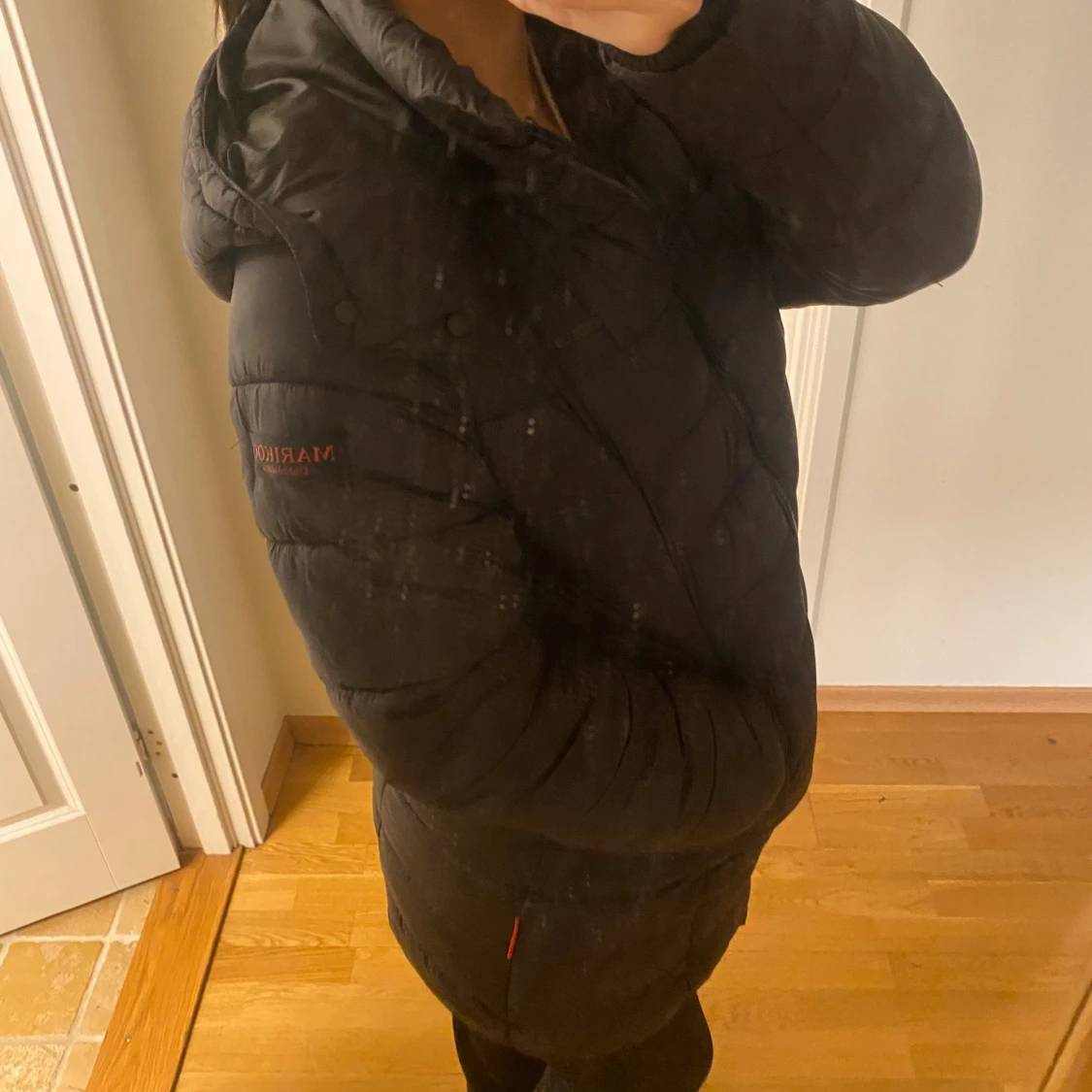 Svart lång pufferjacka från Marikoo - 1