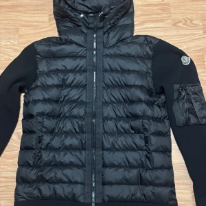 Moncler cardigan helt ny  - Finns i M och L helt nya men skriv eran längd och vikt framförallt 