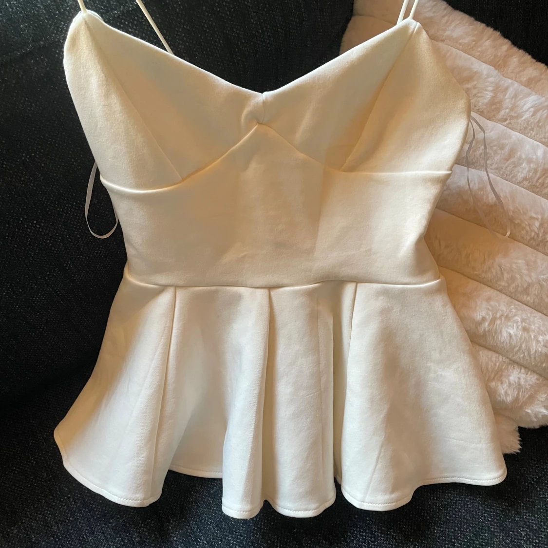 Vit peplum linnetopp med smala axelband