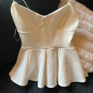 Vit peplum linnetopp med smala axelband - Vit topp från zara som jag aldrig fått användning för därför säljer jag☃️