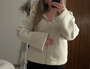 Beige teddyjacka från H&M - Mysig teddyjacka/Pilejacka från H&M. Bra skick. Hör av er privat vid fler frågor, skickar snabbt!💞