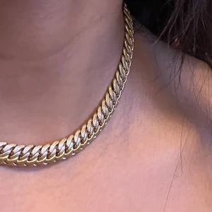 Chunky kedjehalsband och armband guldplaterad  - Säljer ett chunky halsband och matchande armband i guldtonad metall med breda, platta länkar. Kedjan har en klassisk och stilren design som ger en cool vibe. Perfekt för dig som gillar statement-smycken och vill sticka ut med din look.
