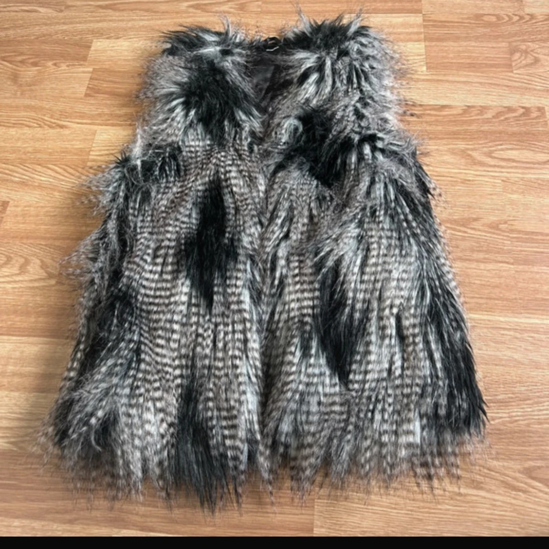 Fluffig svartgrå pälsväst