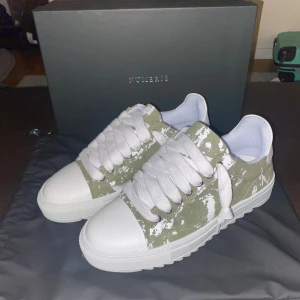 Numeris skor gröna - Skitfeta och unika dojor från numeris i en olivgrön färg, grymt sätt att sticka ut. De är uk 7 men skulle säga att de motsvarar 42. Med de tjocka smörerna och chunky effekten är dessa perfekta till vintern. Pris är såklart diskuterbart. Hör av er vid frågor. Nypris 2600 kr. Skicket är bra de har tecken på användning men inga synliga defekter