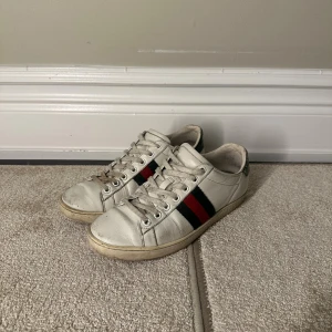 Gucci Ace skor  - Tja! Säljer nu dessa Gucci Ace sneakers. Skick:7/10| Storlek:39|Pris:1699kr