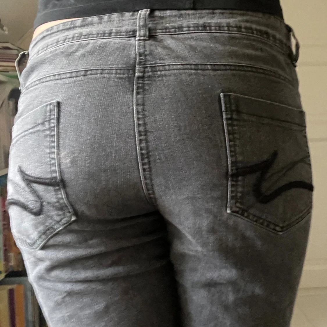 Grå bootcut jeans med broderi - 1